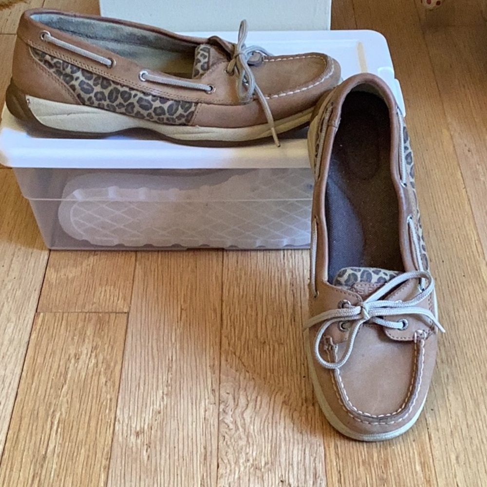 Sperry Topsider size 9M tan leather upper with cheetah print fabric inserts.